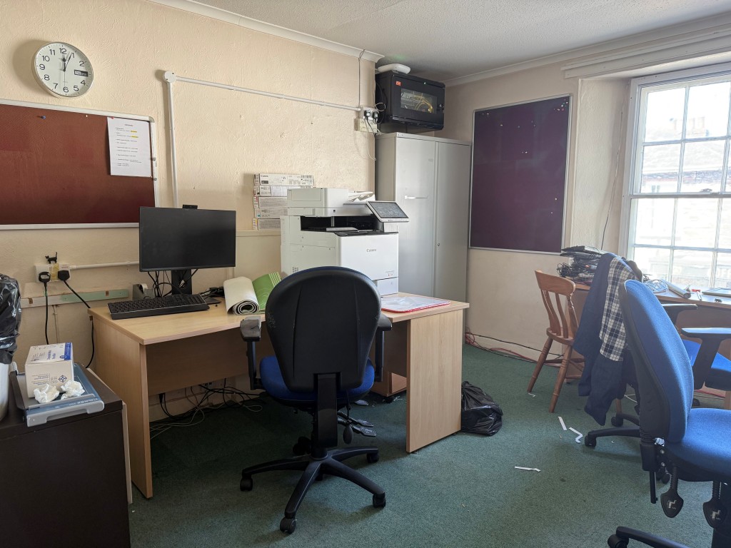 Lot: 129 - COMMERCIAL PROPERTY FOR UPDATING WITH PARKING AND OFFERING POTENTIAL - First floor office